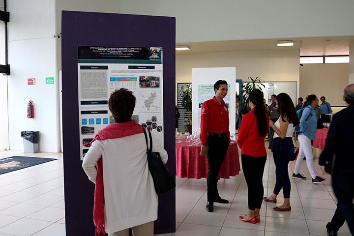 Sesión de carteles y brindis