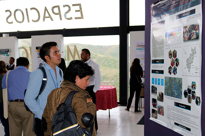 Sesión de carteles y brindis