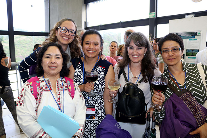 Sesión de carteles y brindis